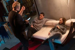 Arbeitsfoto: Regisseur Dustin Loose mit Louis Nitsche und Karin Hanczewski im Haus.