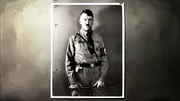 Adolf Hitler / Anfang der 20er Jahre des 20. Jahrhunderts deutet in den Lebensumständen des gescheiterten Kunstmalers Adolf Hitler nur wenig auf seine spätere kometenhafte politische Karriere hin. Sein krudes Gedankengut und seine perfiden Pläne zur Eroberung der Welt und zum Völkermord an den Juden nehmen aber bereits Gestalt an. Die zweiteilige Dokumentation „Hitler - Sein Weg zur Macht" untersucht das Leben des späteren „Führers und Reichskanzlers", trennt Fakten von Fiktion und zeigt auf dem neuesten Stand der Forschung, wie ihm der Aufstieg in höchste Ämter und Würden gelang. Adolf Hitler / Anfang der 20er Jahre des 20. Jahrhunderts deutet in den Lebensumständen des gescheiterten Kunstmalers Adolf Hitler nur wenig auf seine spätere kometenhafte politische Karriere hin. Sein krudes Gedankengut und seine perfiden Pläne zur Eroberung der Welt und zum Völkermord an den Juden nehmen aber bereits Gestalt an. Die zweiteilige Dokumentation „Hitler - Sein Weg zur Macht" untersucht das Leben des späteren „Führers und Reichskanzlers", trennt Fakten von Fiktion und zeigt auf dem neuesten Stand der Forschung, wie ihm der Aufstieg in höchste Ämter und Würden gelang.