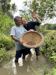 Der Hamburger Goldschmied Jan Spille und ein Minenarbeiter betrachten einen Saphir aus der ECOmine in Sri Lanka. Dort werden die Edelsteine zu menschlichen Arbeitsbedingungen und mit &ouml;kologisch unbedenklichen Abbaumethoden aus den Minen geholt.
