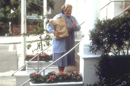 Um seine Kinder h&auml;ufiger sehen zu k&ouml;nnen, greift Daniel (Robin Williams) zu einem Trick: Er verkleidet sich als &lsquo;Mrs. Doubtfire&rsquo; und &uuml;bernimmt die Haush&auml;lterinnen-Stelle im Haus seiner Ex-Frau Miranda ...