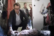 Die Anw&auml;ltin Celine Berger wird als vermisst gemeldet. In ihrem Haus stellt die Polizei Spuren eines Kampfes sicher. Den Aussagen ihres Ehemanns Hendrik Berger (Tino Mewes, hi. r.) trauen Lars Englen (Ingo Naujoks, l.) und Finn Kiesewetter (Sven Martinek, hi.l.) nicht. Schlie&szlig;lich finden sie Celine Berger (Odine Johne, liegend) schwer verletzt in einem Abstellraum im Keller des Hauses.