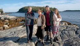 ARD Degeto Drehstart - In Nova Scotia, Kanada, laufen zurzeit unter der Regie von Anna Justice die Dreharbeiten zur ARD-Degeto-Kom&Atilde;&para;die &acirc;&euro;žHarrys Insel&acirc;&euro;&oelig; (AT). In den Hauptrollen stehen sich Wolfgang Stumph und Katrin Sass als eigensinnige und starrk&Atilde;&para;pfige Kontrahenten gegen&Atilde;&frac14;ber.  In weiteren Rollen spielen Cosima Henman, Philipp Rafferty, Charlie Rhindress u.v.a. Gedreht wird voraussichtlich noch bis zum 8. Oktober 2016. &acirc;&euro;žHarrys Insel" (AT) ist eine Produktion der Ariane Krampe Filmproduktion im Auftrag der ARD Degeto fu&Igrave;&circ;r Das Erste. Das Drehbuch stammt von Scarlett Kleint und Alfred Roesler-Kleint. Die Redaktion liegt bei Claudia Luzius (ARD Degeto). Von links nach rechts: Wolfgang Stumph (Rolle Harry), Katrin Sass (Rolle Susan), Philipp Rafferty (Rolle Jason) und Cosima Henman (Rolle Jennifer).