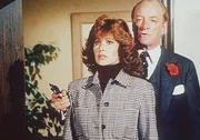 Jennifer (Stefanie Powers, l.) wird von dem Gangster Baron Charles Destafnik (Jeremy Kemp, r.) als Geisel genommen, doch das Geld ist ja gar nicht mehr in ihrem Besitz ...