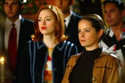 Da Phoebe ihre magischen Kr&auml;fte nicht mehr kontrollieren kann, m&uuml;ssen Paige (Rose McGowan, l.) und Piper (Holly Marie Comps, r.) ihr Trost spenden ...