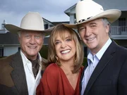 Larry Hagman als J.R. Ewing (li.), Linda Gray als Sue Ellen Ewing und Patrick Duffy als Bobby Ewing