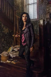 Kelly (Dana DeLorenzo)