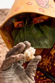 Omanische Frau mit Weihrauch