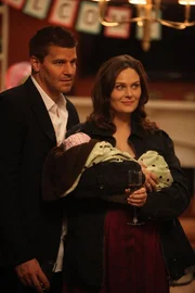 Special Agent Seeley Booth (David Boreanaz) und Dr. Temperance "Bones" Brennan (Emily Deschanel) mit BabyBB: siebte Staffel, OT: The Prisoner in the Pipe Bones VII Ep 7_18