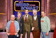 Moderator Kai Pflaume (M.) und seine Rateteam-Kapitäne Bernhard Hoëcker (l.) und Wotan Wilke Möhring (r.) begrüßen in dieser Sendung den Schauspieler und Sänger Max Müller (2.v.l.) und den Schauspieler Dieter Fischer (2.v.r.).