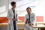 Dr. Schneiderhan (Caroline Ebner) freut sich mit Dr. Fabiansky (Gabriel Raab) über eine gute Nachricht. Dr. Schneiderhan (Caroline Ebner) freut sich mit Dr. Fabiansky (Gabriel Raab) über eine gute Nachricht.
