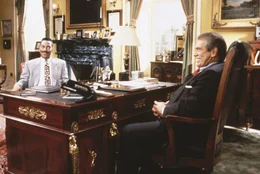 Der ausgefuchste Altsenator Dick Dodge (Lane Smith, r.) kann dem frischgebackenen Abgeordneten Thomas Jefferson Johnson (Eddie Murphy) schon bald deutlich machen, wie man das eigene Konto durch profitable Amtsaus&uuml;bung auff&uuml;llt ...