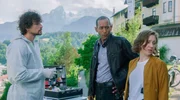 Dr. Phillipp Hartmann (Jakob Graf, l.), Sophia Strasser (Katharina Goebel, r.) und Jerry Paulsen (Peter Marton, 2.v.r.) werden in den Berchtesgadener Kurgarten gerufen. Eine junge Mutter wurde brutal zusammengeschlagen. Dr. Phillipp Hartmann (Jakob Graf, l.), Sophia Strasser (Katharina Goebel, r.) und Jerry Paulsen (Peter Marton, 2.v.r.) werden in den Berchtesgadener Kurgarten gerufen. Eine junge Mutter wurde brutal zusammengeschlagen.
