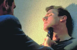 Zur falschen Zeit am falschen Ort: Sam Reed (Frederick Deane) ...