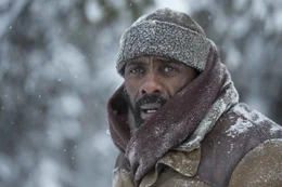 Ben (Idris Elba) k&auml;mpft mit der eisigen K&auml;lte und Erinnerungen an die Vergangenheit.