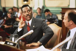 Ab und zu beteiligt sich Thomas Jefferson Johnson (Eddie Murphy, l.) an den politischen Entscheidungen, auch wenn er keinen blassen Schimmer hat, worum es bei den Abstimmungen geht. Doch dann passiert etwas, das sein Gewissen aufr&uuml;ttelt ...