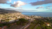 Mit dem Kreuzfahrtschiff zu den Kanarischen Inseln. SWR-Moderator Johannes Zenglein testet, wie es ist, auf diese Weise Urlaub zu machen. Hier der Blick aus der Luft auf Funchal, der Hauptstadt von Madeira.