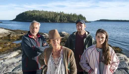 Vier auf einer Insel in Kanada: der Aussteiger Harry Stockowski (Wolfgang Stumph) mit der raubeinigen Susan Bennett (Katrin Sass), ihrem Sohn Jason (Philipp Rafferty) und ihrer Enkelin Jennifer (Cosima Henman).
