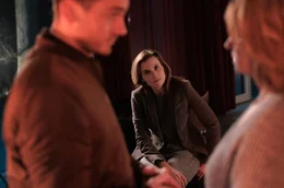 Johanna (Karin Hanczewski, m.) will erreichen, dass Philipp (Louis Nitsche) ihrer Mutter (Corinna Harfouch) seine Verfehlungen und Geheimnisse offenbart.