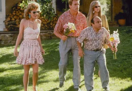 Um die Familie wieder komplett zu machen, beschlie&szlig;en die beiden Zwillinge Vincent (Danny DeVito, vorne) und Julius (Arnold Schwarzenegger, hinten M.), die nach ihrer Geburt getrennt von einander aufgewachsen sind, sich auf die Suche nach ihrer Mutter zu machen ...