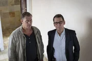 Die Anw&auml;ltin Celine Berger wird als vermisst gemeldet. In ihrem Haus stellt die Polizei Spuren eines Kampfes sicher. Lars Englen (Ingo Naujoks, r.) und Finn Kiesewetter (Sven Martinek, l.) finden heraus, dass Celine Berger eine Aff&auml;re hatte.