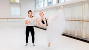 In der Ballettakademie M&uuml;nchen trifft Marina (links) Tanzstudentin Alica. Sie zeigt ihr, wie sie auf Spitzenschuhen tanzt.