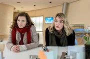 Die Kommissarinnen Karin Gorniak (Karin Hanczewski) und Henni Sieland (Alwara H&ouml;fels) befragen diskret eine Mitarbeiterin der ALVA. (v.l.)