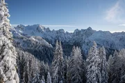 Bergkette im Winter mit viel Schnee, Berge Cima del Cacciatore und Jóf di Fuat sind zu sehen während Servus TV's "Die Julischen Alpen - Ein Winterparadies mit Meerblick" Bergkette im Winter mit viel Schnee, Berge Cima del Cacciatore und Jóf di Fuat sind zu sehen während Servus TV's "Die Julischen Alpen - Ein Winterparadies mit Meerblick"
