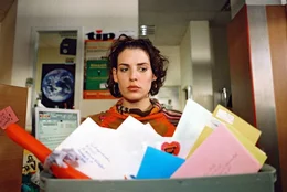 Annabelle (Elena Uhlig) hat zwar mit vielen Zuschriften auf die Chiffreanzeige von Daniel Odenthal gerechnet, aber mit so vielen dann doch nicht ...