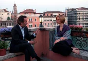 Commissario Brunetti (Uwe Kockisch) berät sich mit seiner Frau Paola (Julia Jäger). Commissario Brunetti (Uwe Kockisch) berät sich mit seiner Frau Paola (Julia Jäger).