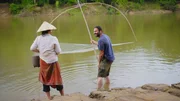 Hazen beim Fischen mit laotischen Fischerinnen. (National Geographic)