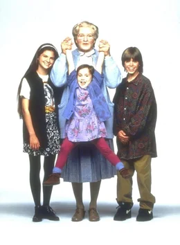 Um seinen Kindern Lydia (Lisa Jakub, l.), Chris (Matthew Lawrence, r.) und Natalie (Mara Wilson, vorne M.) nahe sein zu k&ouml;nnen, wird aus Daniel Hillard die Gouvernante Mrs. Doubtfire (Robin Williams, hinten M.) ...