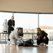 Gerichtsmediziner Lammert (Peter Trabner, mi.) erkl&auml;rt Schnabel (Martin Brambach) und Henni Sieland (Alwara H&ouml;fels) was er anhand des Toten schon &uuml;ber den Tathergang schlussfolgern kann.