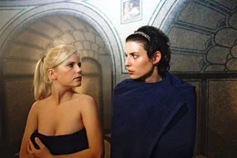 Annabelle (Elena Uhlig, r.) und Yvonne (Michaela Schaffrath, l.) k&ouml;nnen sich nicht ausstehen ...