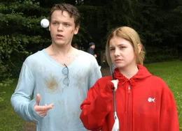 Immer wieder geraten Erik (Marlon Kittel, l.) und Nessie (Josefine Preu&szlig;, r.) gewaltig aneinander. Da erf&auml;hrt die junge Frau von Eriks ultimativem Geheimnis ...