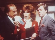 Jennifer (Stefanie Powers, M.), Jonathan Hart (Robert Wagner, r.) und ihr Butler Max (Lionel Stander, l.) staunen nicht schlecht, als sich herausstellt, dass sich in ihrem Geldkoffer anstatt zwei Millionen Dollar nur noch wertloses Papier befindet ...