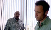 Im Bild (v.li.): Chi McBride als Lou Grover, Alex O'Loughlin als Steve McGarrett.