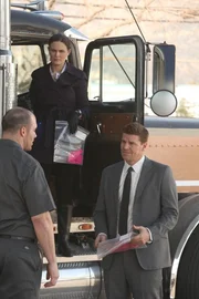 Nachdem auf dem Highway Leichenteile gefunden wurden, nehmen Booth (David Boreanaz, r.) und Brennan (Emily Deschanel) die Ermittlungen auf - keine leichte Aufgabe, da das Opfer von vielen Autofahrern f&uuml;r ein totes Tier gehalten wurde...
