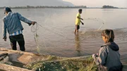 Fischer in Laos' südlicher Champasak-Provinz werfen ihre Netze im Mekong aus. In Laos bestreitet der Großteil der Bevölkerung seinen Lebensunterhalt mit der Landwirtschaft oder der Fischerei. Fischer in Laos' südlicher Champasak-Provinz werfen ihre Netze im Mekong aus. In Laos bestreitet der Großteil der Bevölkerung seinen Lebensunterhalt mit der Landwirtschaft oder der Fischerei.