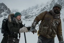 Alex Martin (Kate Winslet, l.); Ben Bass (Idris Elba, r.)