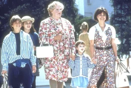Miranda (Sally Field, r.) und die Kinder Lydia (Lisa Jakub, 2.v.l.), Chris (Matthew Lawrence, l.) und Natalie (Mara Wilson, 2.v.r.) k&ouml;nnen sich ein Leben ohne Mrs. Doubtfire (Robin Williams, M.) nicht vorstellen.