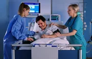 Dr. Kathrin Globisch (Andrea Kathrin Loewig, re.) und ihre Kollegen konnten zwar das Leben von Max Volkmann (Fran&ccedil;ois Goeske, mi.) retten, jedoch nicht seinen Arm. Sie mussten teilamputieren. Nina (Julia Sch&auml;fle, li.), May' Freundin, versucht ihn zu beruhigen.