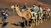 Mit dem Kreuzfahrtschiff zu den Kanarischen Inseln. SWR-Moderator Johannes Zenglein testet, wie es ist, auf diese Weise Urlaub zu machen. Johannes Zenglein beim Kamelreiten im Timanfaya-Nationalpark auf Lanzarote.