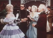 Auf dem Kost&uuml;mfest unterhalten sich Jennifer (Stefanie Powers, l.) und Jonathan (Robert Wagner, 2.v.l.) am&uuml;sant mit Morgana (Virginia Graham) und Elliott (Ray Walston, r.) - bis ein Verehrer Jennifer auf den Pelz r&uuml;ckt ...