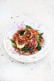 Jakobsmuscheln an Bohnen.