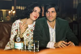 Annabelle (Elena Uhlig, l.) l&auml;sst sich von Daniel (Pasquale Aleardi, r.) in die Welt des Whiskys einf&uuml;hren. Der Abend endet mit einem Blackout des Fachmanns ...