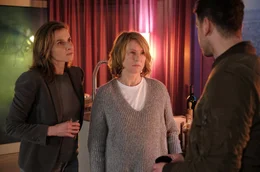 Ist es Johanna (Karin Hanczewski, l.) gelungen, Philipp (Louis Nitsche) Henriette (Corinna Harfouch) gegen&uuml;ber in Misskredit zu bringen?