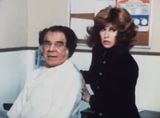 In letzter Minute haben Jennifer (Stefanie Powers, r.) und Jonathan Max (Lionel Stander, l.) das Leben gerettet.