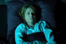 Henriette (Corinna Harfouch) hat sich ins Bett zur&uuml;ckgezogen. Wo die Enth&uuml;llungen des Abends ihr zu denken geben &hellip; .