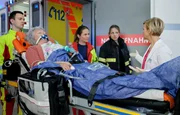Ein weiterer Notarztwagen bringt eine Patientin (Komparsin). Durch die Rettung durch die Feuerwehrfrau Nina Manzel (Julia Sch&auml;fle, 2.v.re.) hat die Not&auml;rztin (Caren Seifert, mi.) nur den Verdacht auf eine Rauchgasvergiftung.