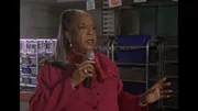 Tess (Della Reese) bringt Musik in die Fabrik.